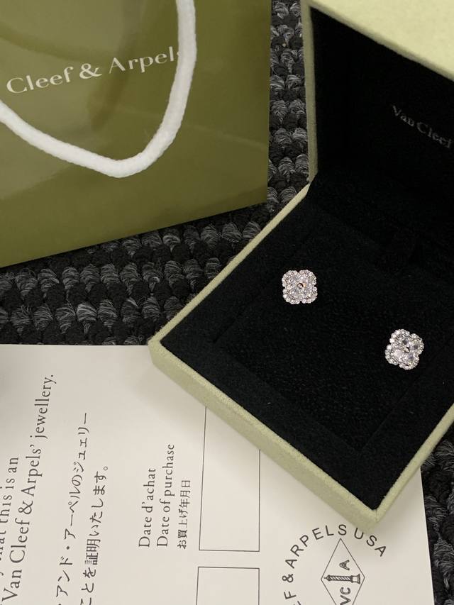 Special offer! This stunning lucky four-leaf clover earring is irresistible! The