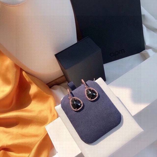 Apm Monaco rose gold and black mother-of-pearl earrings! Oh my god, what kind of