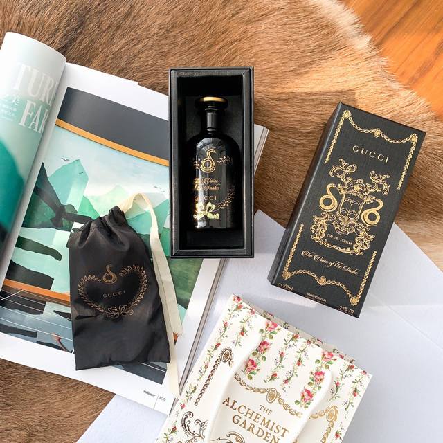 Official quality black bottle "The Voice of the Snake" perfume DDD. The mytholog