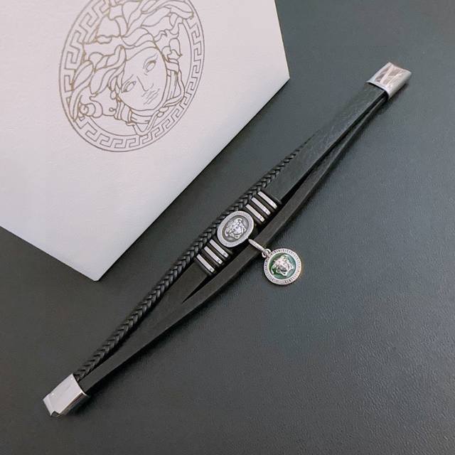 High-quality Versace Dumeza logo leather bracelet. Handsome and cool, it also re