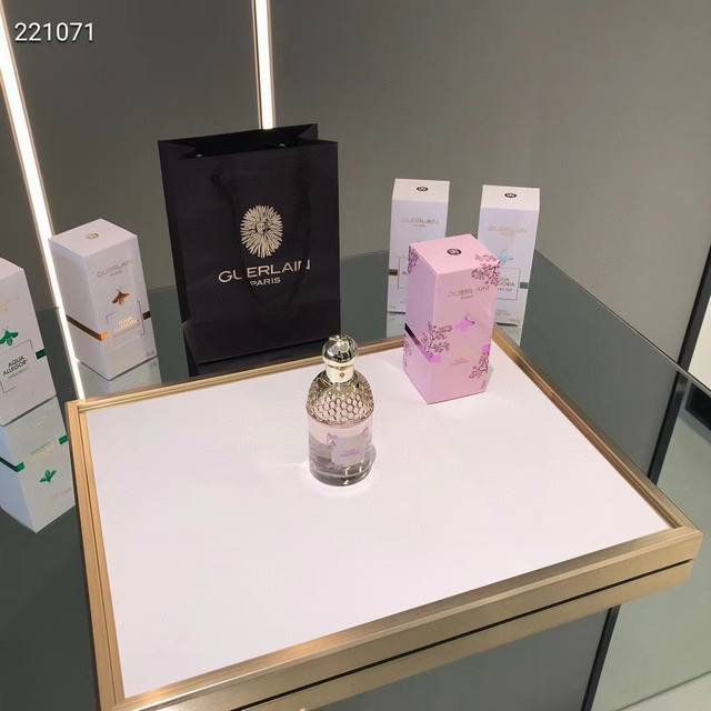 Counter quality Sakura Dance Limited Edition Top notes: cherry blossoms, bergamo