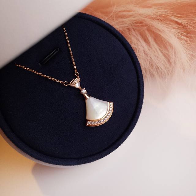 Bulgari necklace, new model! Natural white mother-of-pearl fan necklace. 18K go