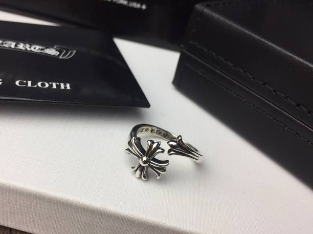 Chrome Hearts Chrome Hearts cross logo ring is a must-have for fashionistas! Thi