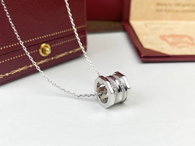 The Cartier screw necklace is inspired by the Cartier screw bracelet. The class