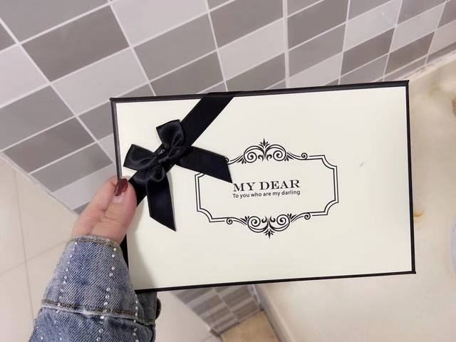Counter quality Dior perfume sample set of five, with a handbag containing: Lig