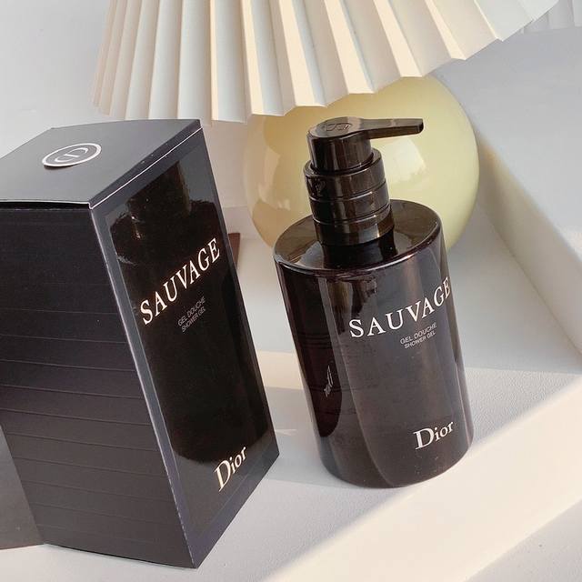 Counter quality, a walking hormone, Dior Desert Homme shower gel. Endless wilder
