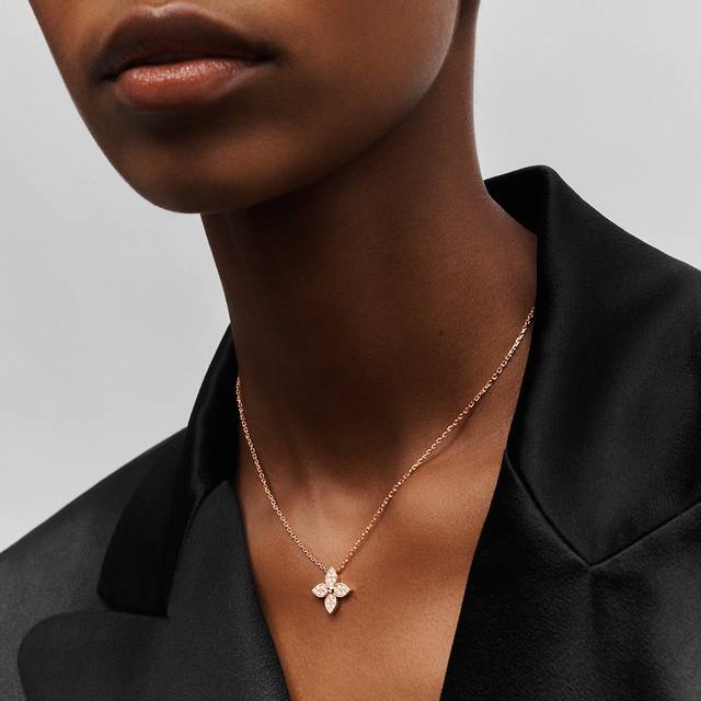 V Gold Lv Single Flower Full Diamond Necklace With your love, select 18K gold ca