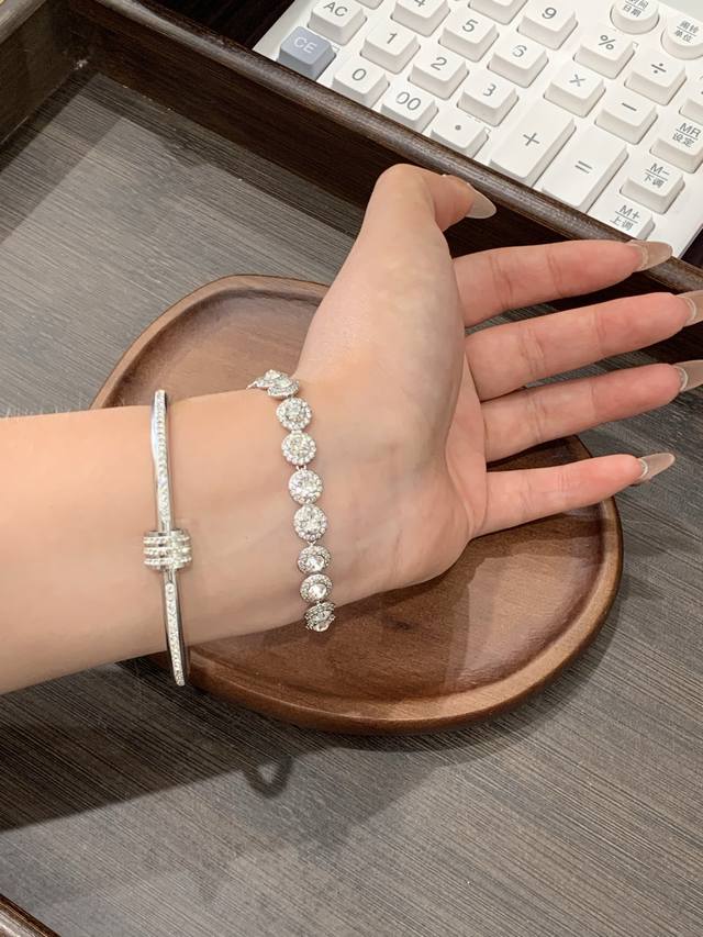 Special offer: Order note: Shijia Una full diamond bracelet comes with packaging
