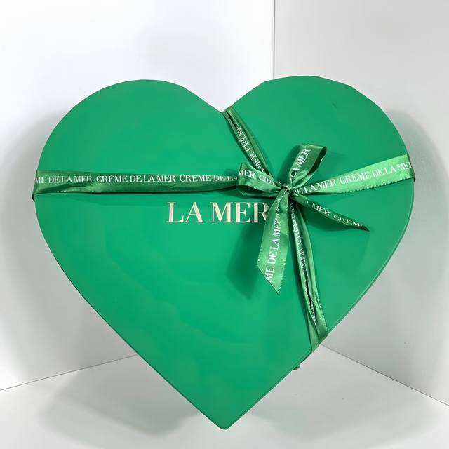Set of La Mer Love Four-piece Set with Gift Bag. Please note that there is no c