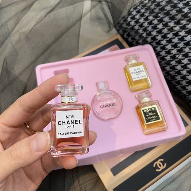 Special offer Chanel five-piece set clearance sale This scent is very authentic,