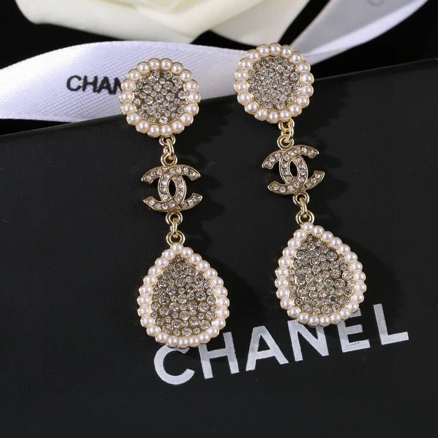 Chanel's new earrings are made with great care in every detail. This design is