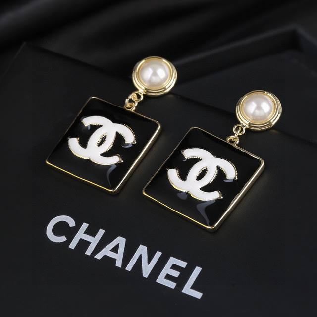 The new Chanel earrings are made with great care in every detail. This design is