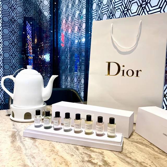 Counter quality Dior 8-piece travel gift set Set contains: Dior travel perfume r