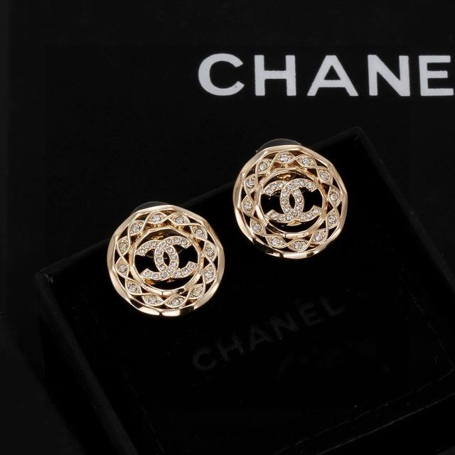 Small Chanel new Chanel earrings are exactly the same as the original original
