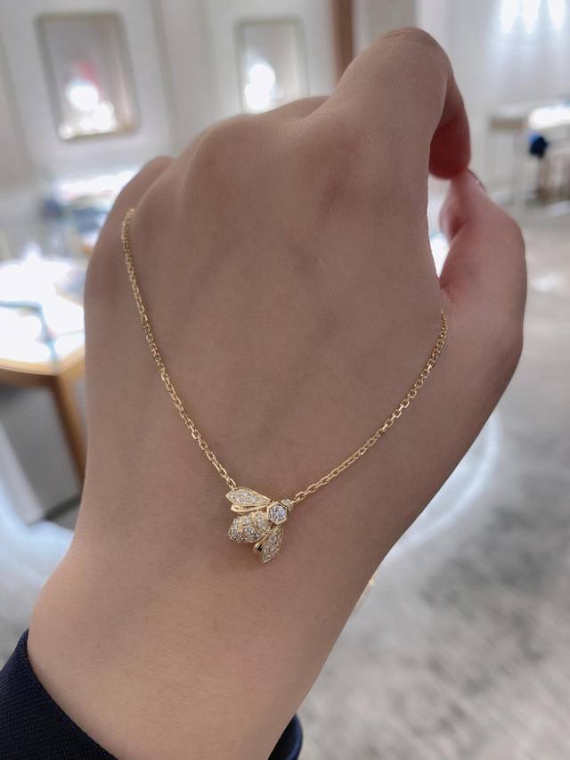 We offer Van Cleef & Arpels' Vca bee necklace, customizable with real gold and d