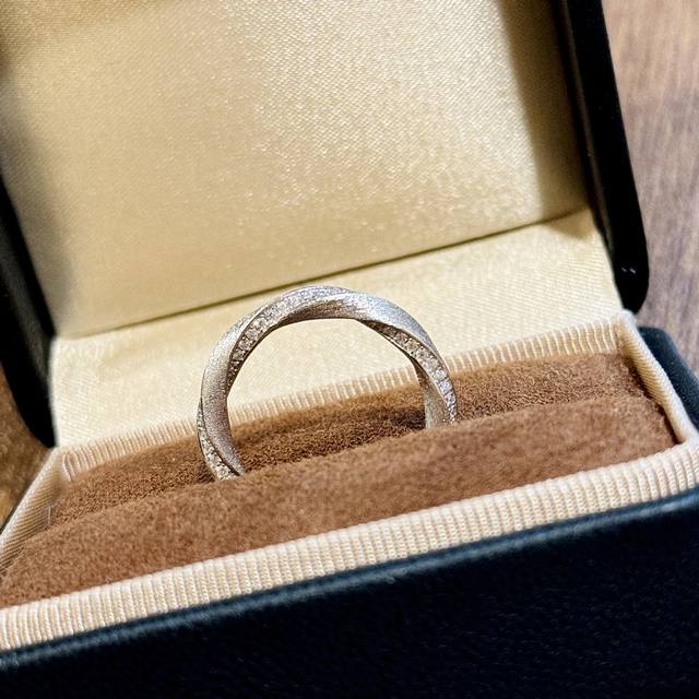 A5574 This designer-designed, half-diamond, suede ring has always been a benchma