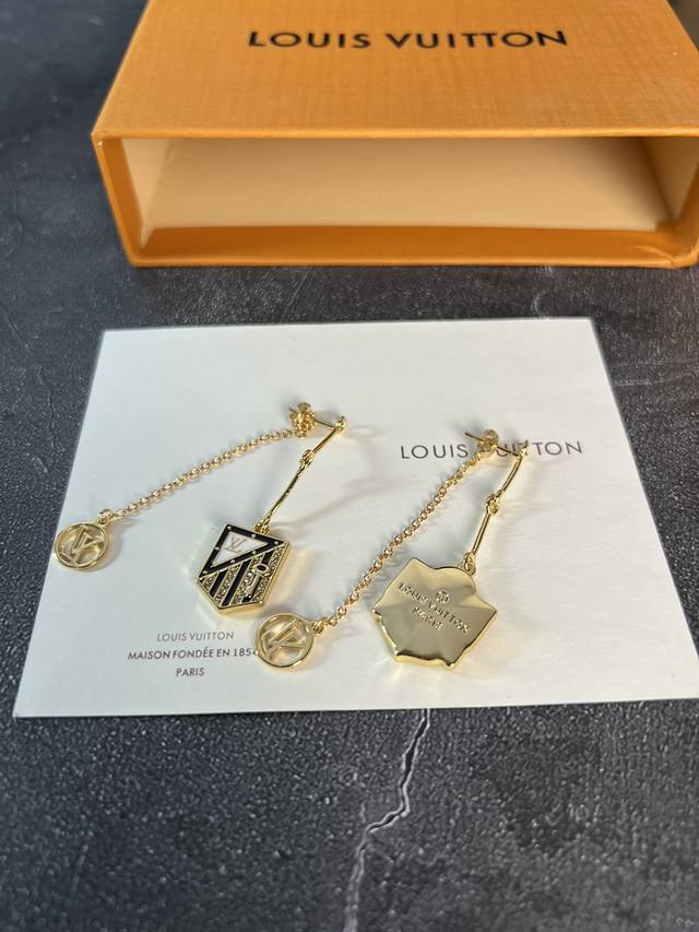 earrings, necklace. Lv shield earrings, necklace, counter style, brass material