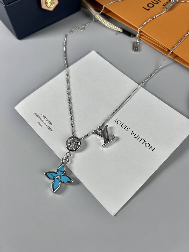 Lv necklace, the necklace reinterprets the brand elements with a modern touch, s