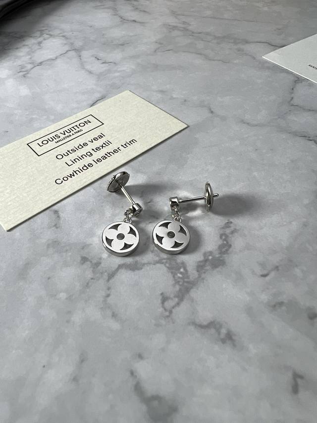 Earrings, necklaces, and bracelets. Feminine and charming, the Idylle Blossom c