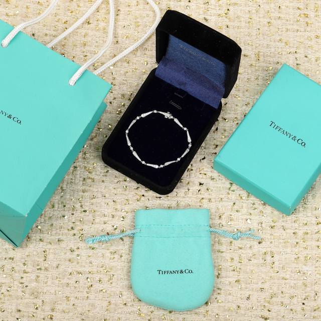 We offer diamond bracelets, which can be customized with real gold and diamonds.