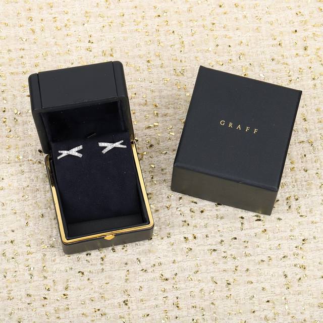We offer Kiss earrings, customizable with real gold and diamonds. We only make m
