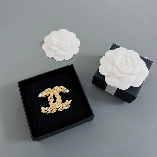 High-quality, detailed vintage gold wheat ear brooch! Besides the Double C Camel