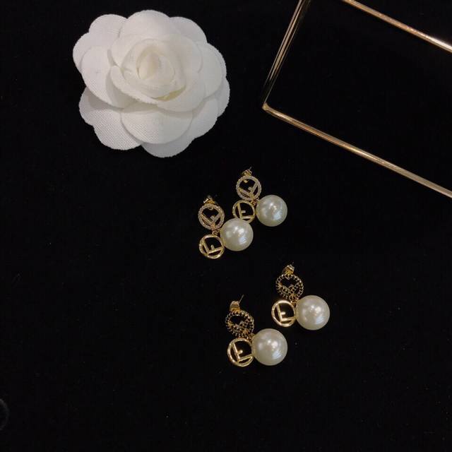 Fendi F earrings are one-to-one high-end customized hot-selling new models. It i