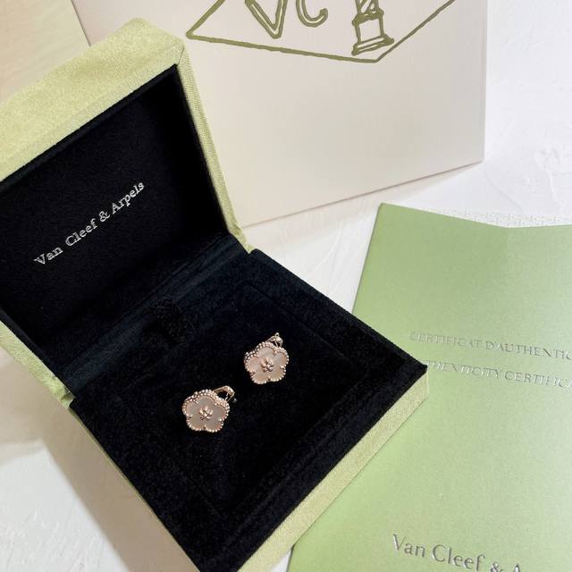 We offer the Vc Plum Blossom Earrings Z 30003, made from genuine gold! We meticu