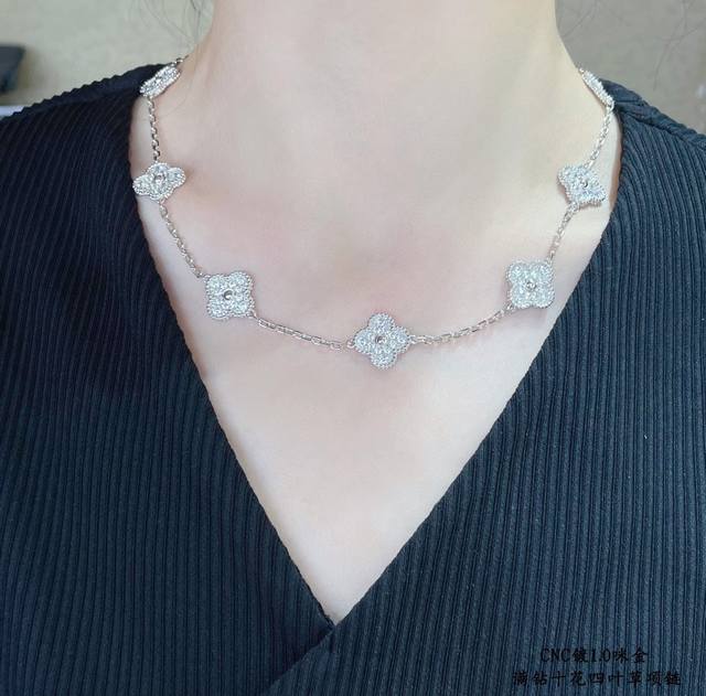 V gold-plated Vca high-end diamond-encrusted four-leaf clover necklace. This Cle