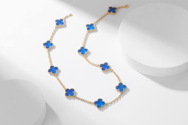 A necklace for all seasons, a ten-flower blue chalcedony necklace in gold. Alhum