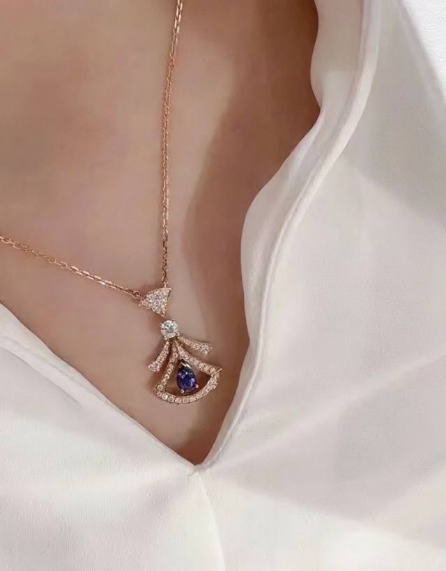 V gold-plated Bulgari diamond blue fan-shaped skirt necklace, inlaid with a cent