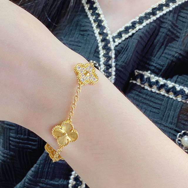 V Gold Vca Engraved Interval Diamond Five-leaf Clover Bracelet This series featu