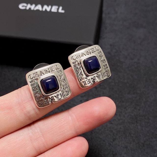 New Chanel Xiaoxiang Double C Letter Kang Peng Series Retro Old Medieval Earrin