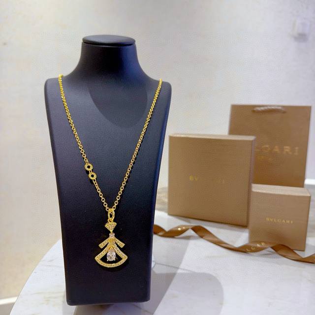Bulgari necklace made of V-gold. The Bulgari Divas' Dream collection is impecca