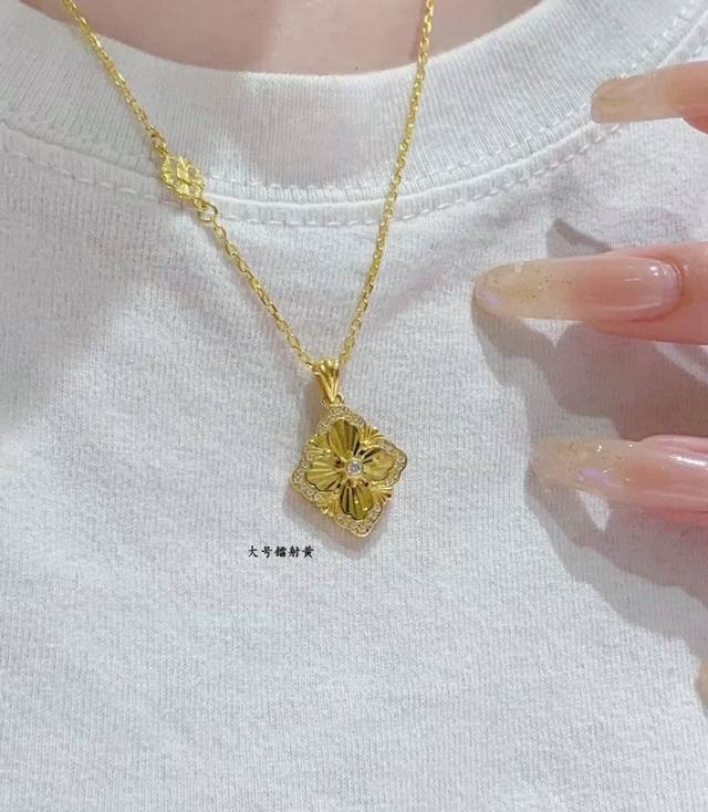 V Gold Buccellati Large Opera House Series Laser Yellow Necklace, Retro Palace S