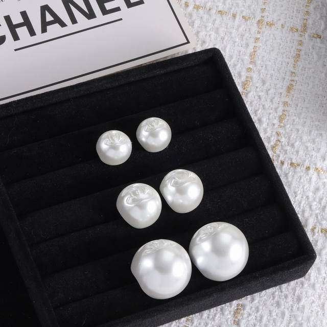 Chanel Small Chanel earrings: 1.8cm Medium earrings: 2.1cm Large earrings: 2.8cm