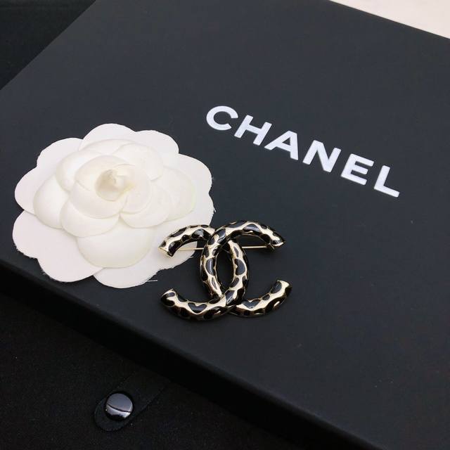 Chanel Chanel's new brooch is a hot-selling model. It is now available at the co