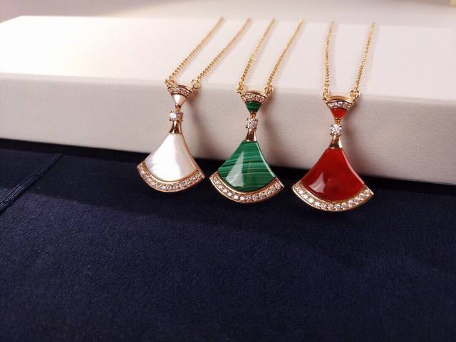 Bulgari Bv new model! Natural red agate fan necklace. 18K gold-plated, thick go