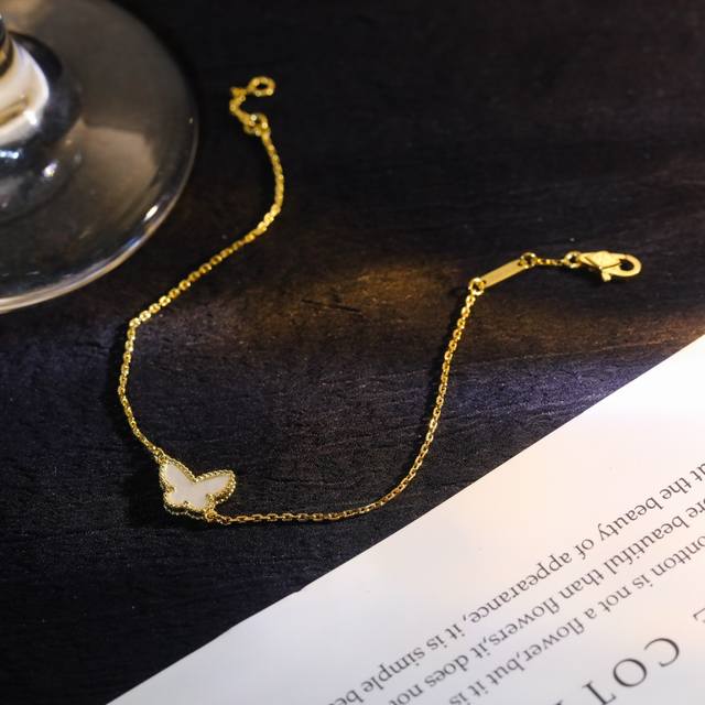 V Gold material butterfly white mother-of-pearl bracelet, the more I look at it,