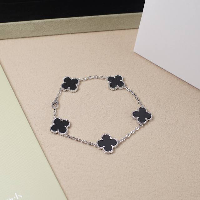 V gold Vca five-flower bracelet with impeccable craftsmanship. This craftsmanshi