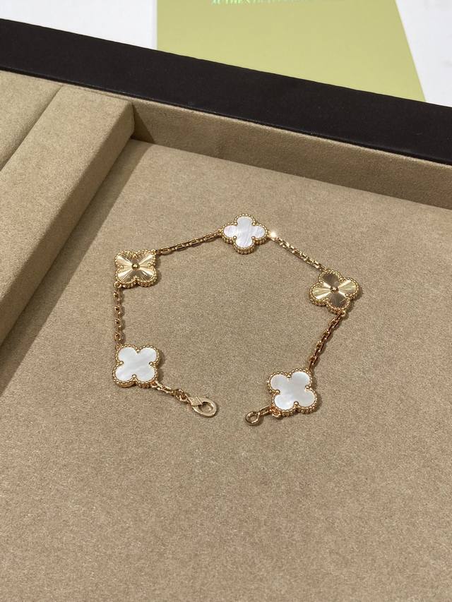 V Gold and White Mother-of-Pearl Laser Flower Bracelet DDD