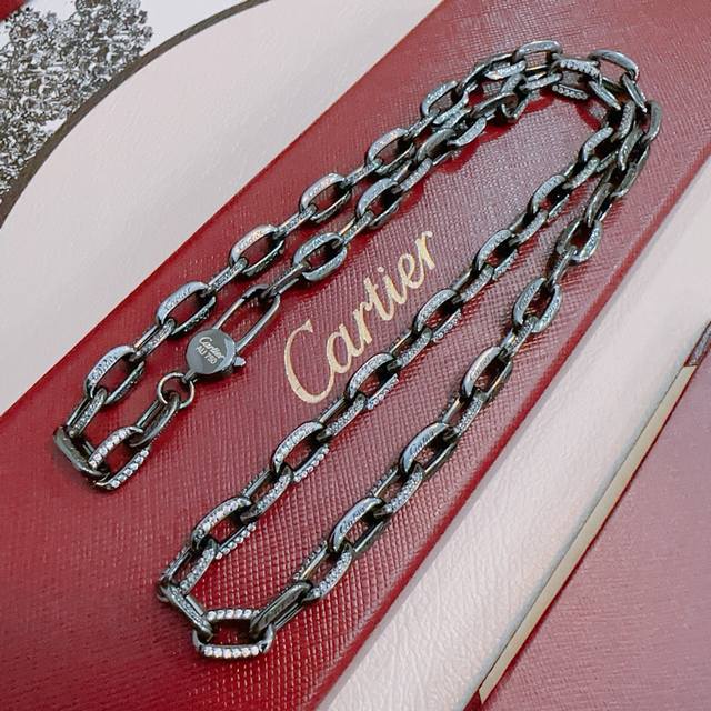 The new Cartier necklace with diamonds is made of V gold. The quality is perfect