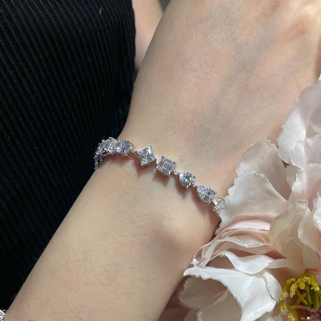 This price-adjustable Raffia-shaped diamond bracelet jewelry uses the finest zir