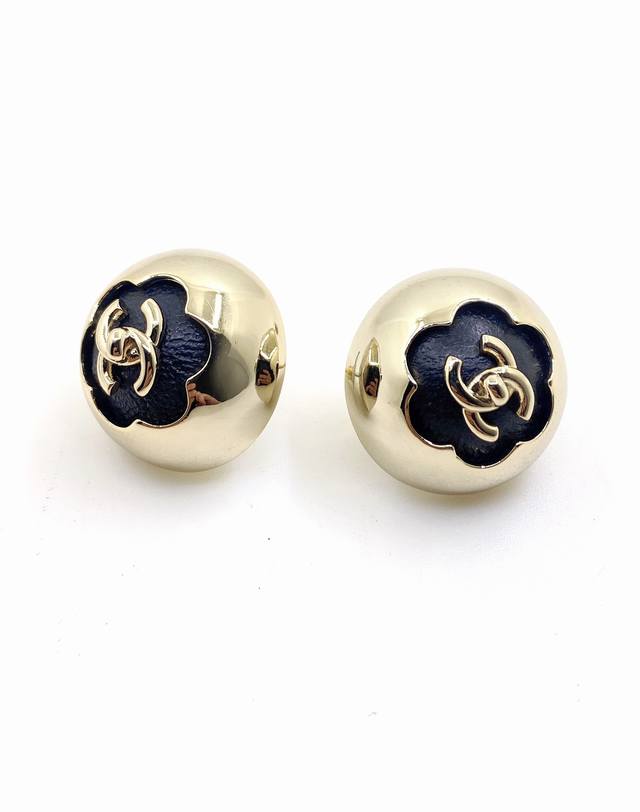 Chanel latest spherical black leather Cc earrings consistent with the Z batch br