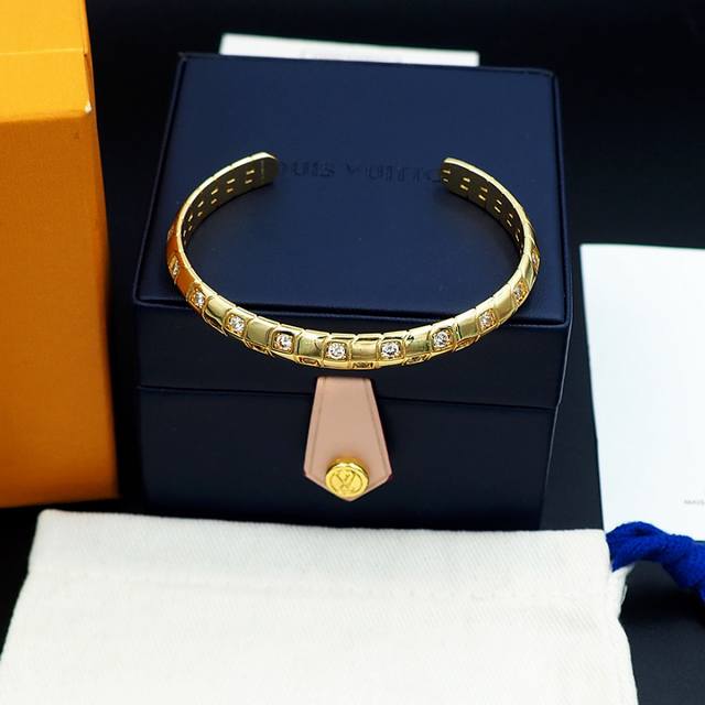 The unisex design of the Ledamier De Louis Vuitton bracelet can be easily integr