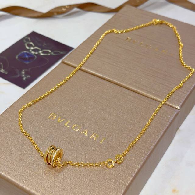 Bulgari necklace made of V gold. The Bulgari Divas' Dream collection is impecca