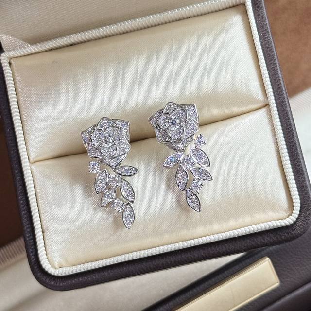 A6447 Piaget's new camellia water drop tassel earrings are generous and elegant.