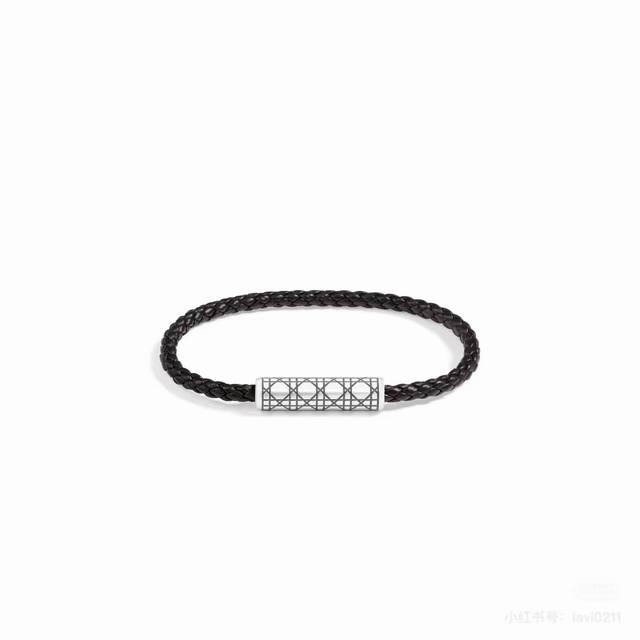Dior bracelets are available in a variety of colors and sizes, simple and elegan
