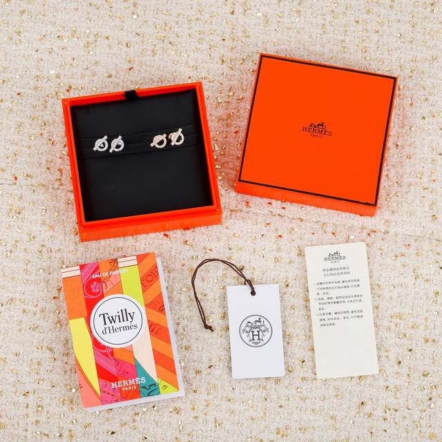203013 We offer pig nose earrings. Inquiry for large quantities is welcome. He M