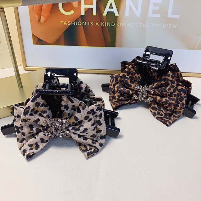Chanel Xiaoxiang Chanel hair clip leopard print bow hair clip temperament versat